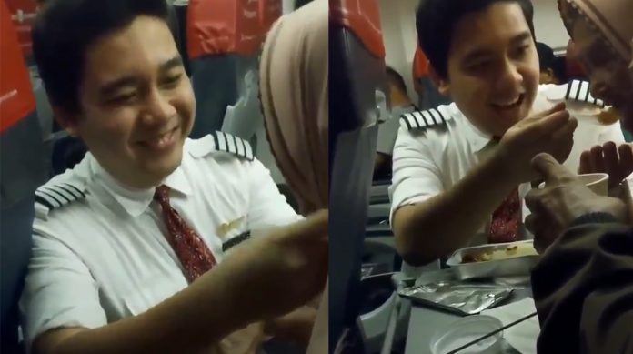 Viral Pramugara Lion Air Bantu Suapin dan Benerin Kerudung Nenek-nenek
