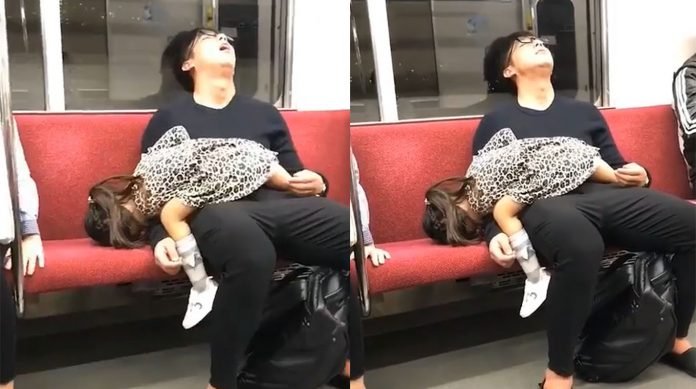 Kecapekan, Ayah dan Anak ini Tertidur di Kereta dengan Gaya yang Lucu