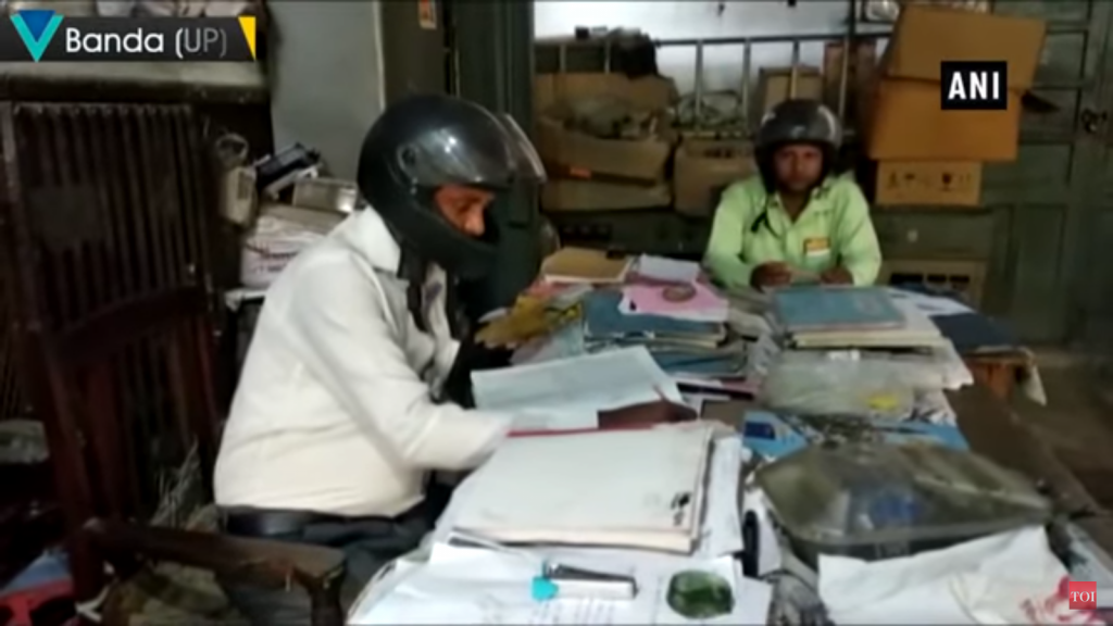 Karyawan ini Menggunakan Helm Ketika Bekerja, Begini Alasannya