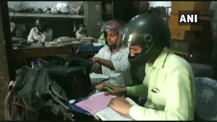 Karyawan ini Menggunakan Helm Ketika Bekerja, Begini Alasannya