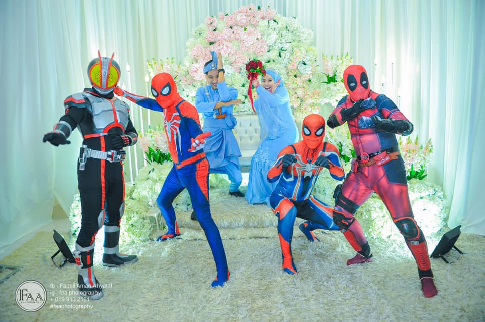 4 Kakak Pakai Kostum Superhero di Pernikahan Adik Perempuan