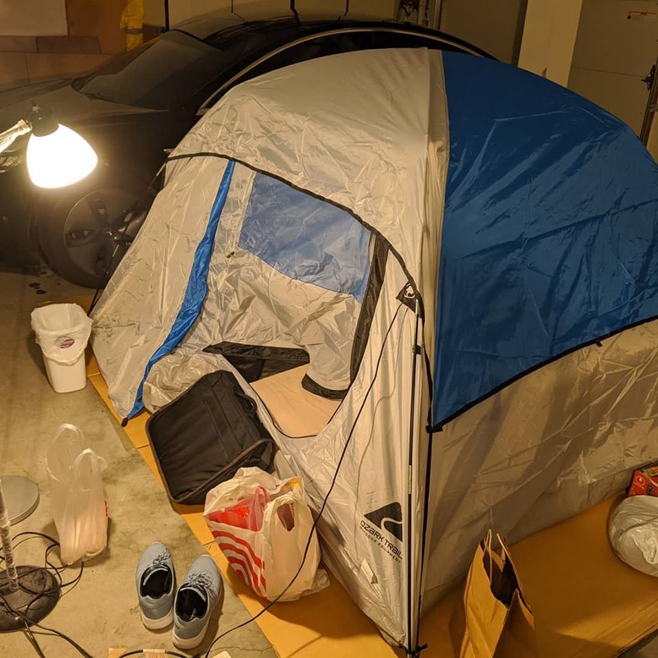 Dokter ini Rela Tinggal di Tenda Garasi Rumah Untuk Lindungi Keluarga dari Corona