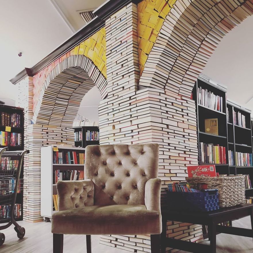 Pria ini Membangun Dinding Toko Hanya dengan Buku Dalam Waktu 1 Bulan