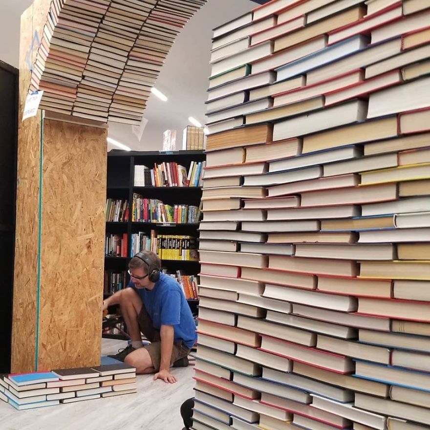Pria ini Membangun Dinding Toko Hanya dengan Buku Dalam Waktu 1 Bulan