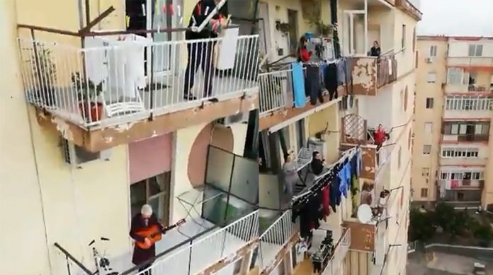 Meski Kota Diisolasi Karena COVID-19, Warga Italia ini Bernyanyi Di Apartemen
