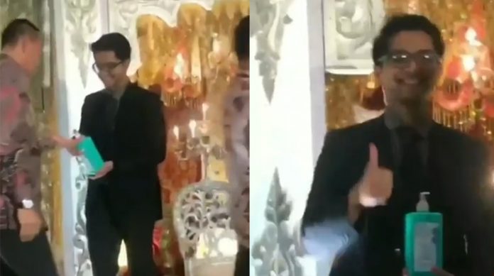 Viral Di Acara Pernikahan Seorang Pria memberi Hand Sanitizer untuk Tamu Undangan