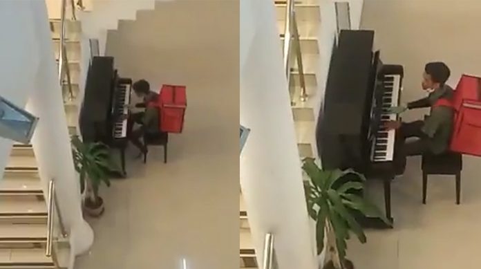Viral, Driver Ojol ini Memainkan Piano Ketika Menunggu Konsumen