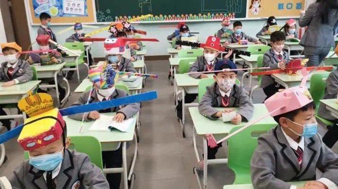 Masuk Sekolah, Siswa SD di China pakai Topi Sepanjang 1 Meter