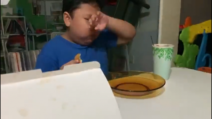 Bocah ini Menangis Setelah Menyantap Makanan Favoritnya