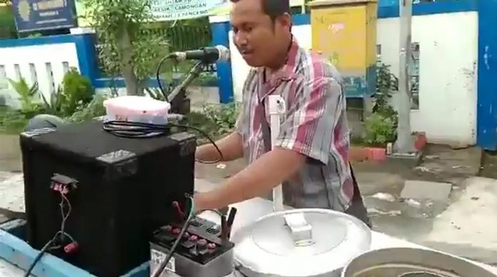 Penjual Bakso Pentol ini Berjualan Sambil Memainkan Musik Bak DJ