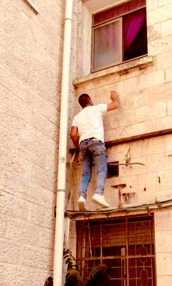 Pemuda Palestina Panjat Tembok Rumah Sakit Setiap Hari Untuk Tunggu Ibunya yang Terinfeksi Virus Corona