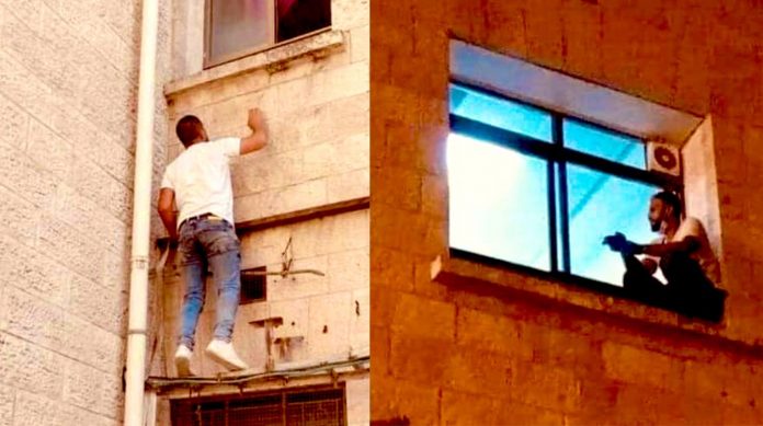 Pemuda Palestina Panjat Tembok Rumah Sakit Setiap Hari Untuk Tunggu Ibunya yang Terinfeksi Virus Corona