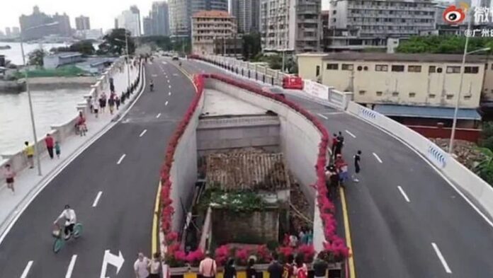 Rumah ini Berada Di Tengah Jalan Raya Karena Tolak Untuk Digusur